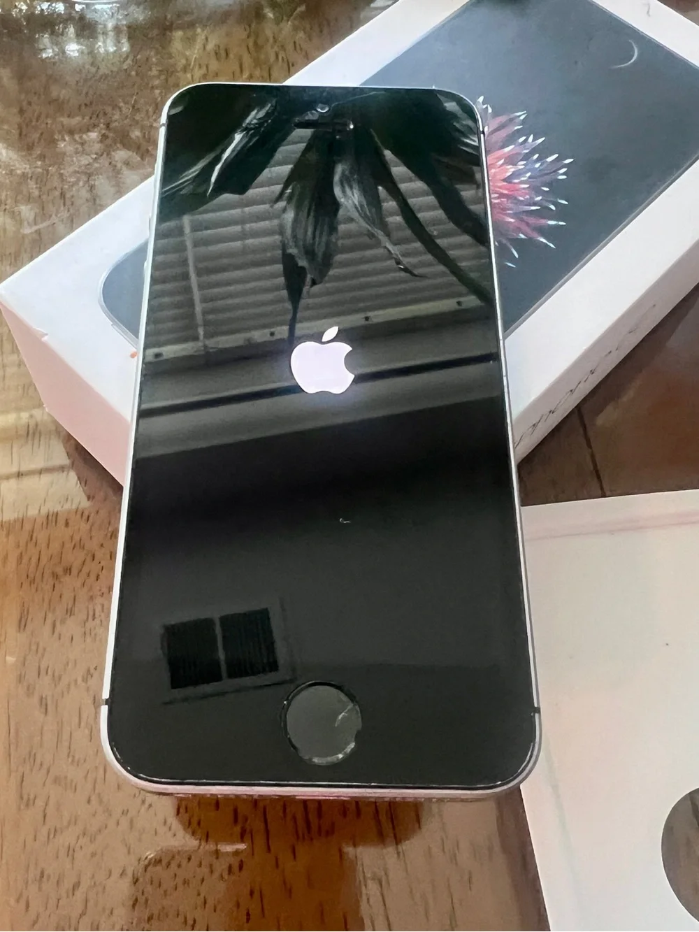 iPhone SE 1st Gen (2015-2017) 32GB PRISTINE OPEN BOX COLLECTORS BUNDLE